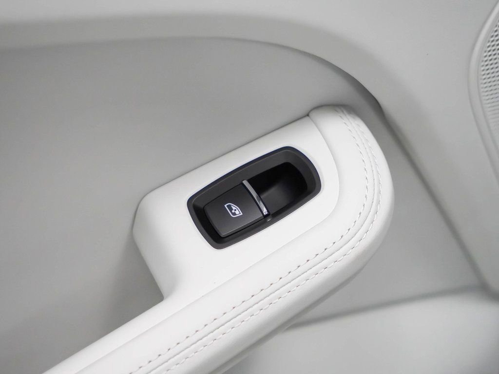 Used 2025 Porsche Macan image 16