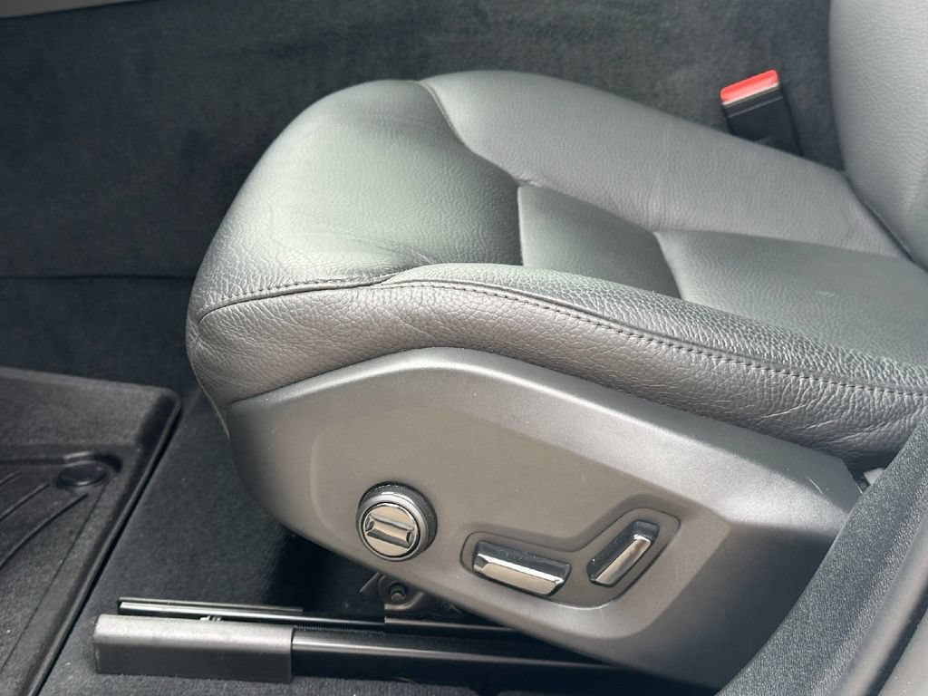 Used 2025 Volvo XC60 B5 Plus AWD/4WD image 15
