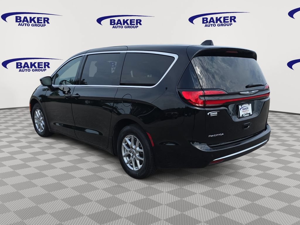 Used 2025 Chrysler Pacifica Select FWD image 7