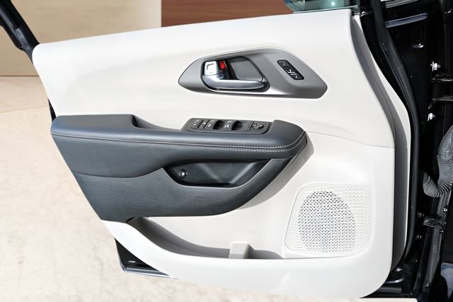 Used 2024 Chrysler Pacifica Select image 10