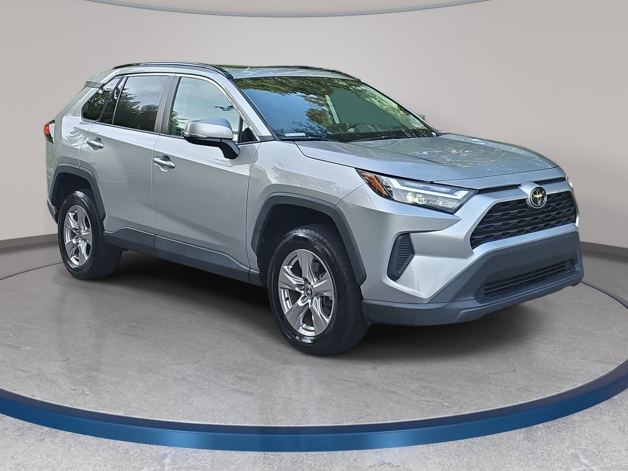 Used 2022 Toyota RAV4 XLE w/ Convenience Package FWD image 3
