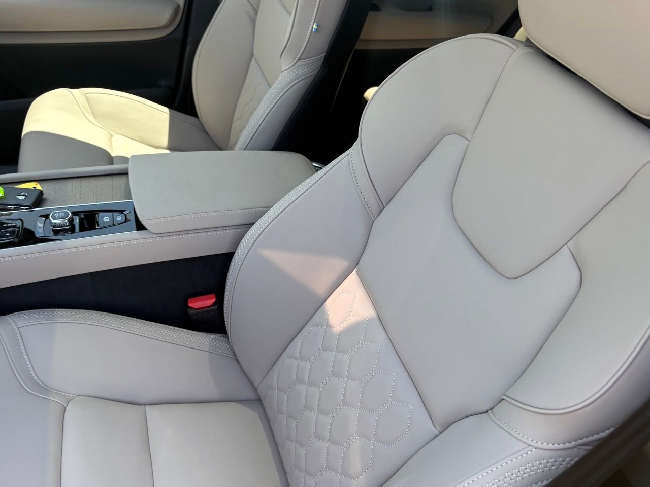 New 2026 Volvo XC90 B6 Plus w/ Protection Package Premier AWD/4WD image 18