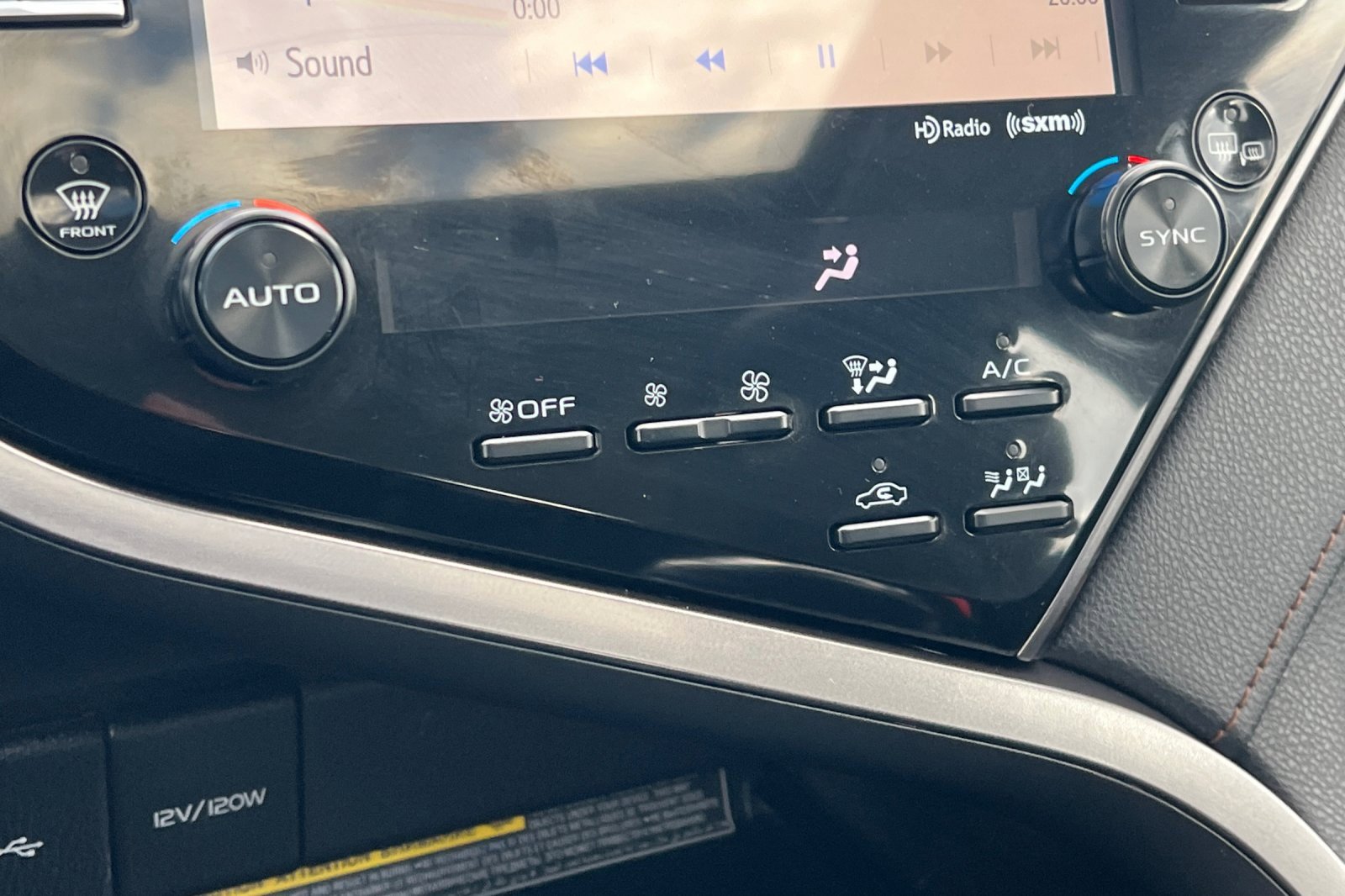 Certified 2020 Toyota Camry XLE w/ Sunroof Package image 17