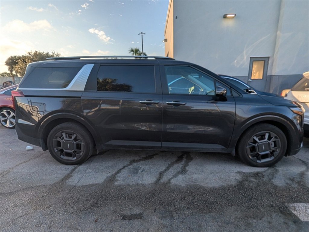 Used 2025 Kia Carnival EX image 8