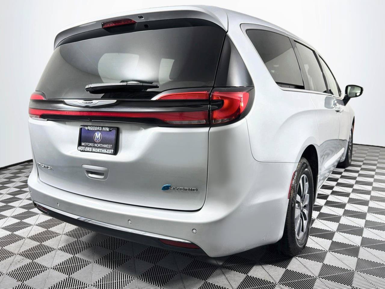 Used 2024 Chrysler Pacifica Limited FWD image 24