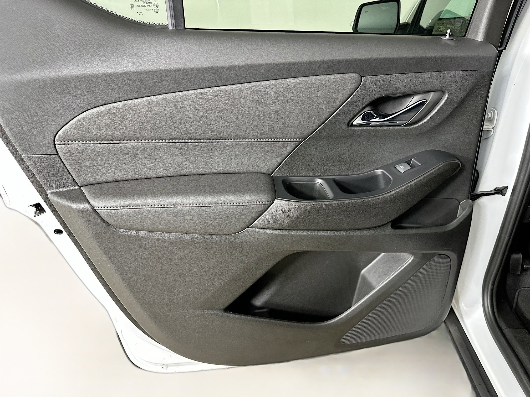 Used 2023 Chevrolet Traverse LT image 25