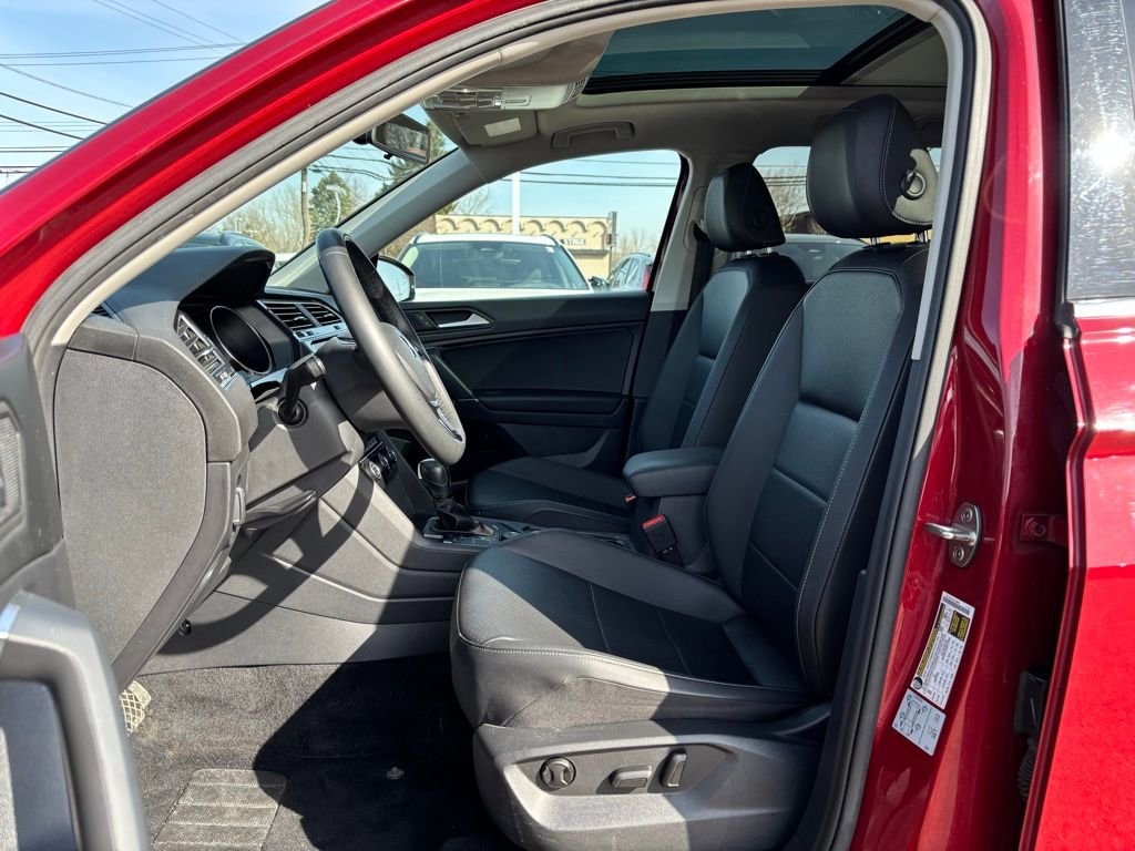 Used 2020 Volkswagen Tiguan SE w/ Panoramic Sunroof Package image 19