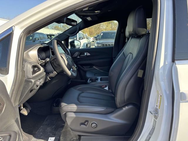 New 2026 Chrysler Pacifica Select image 4