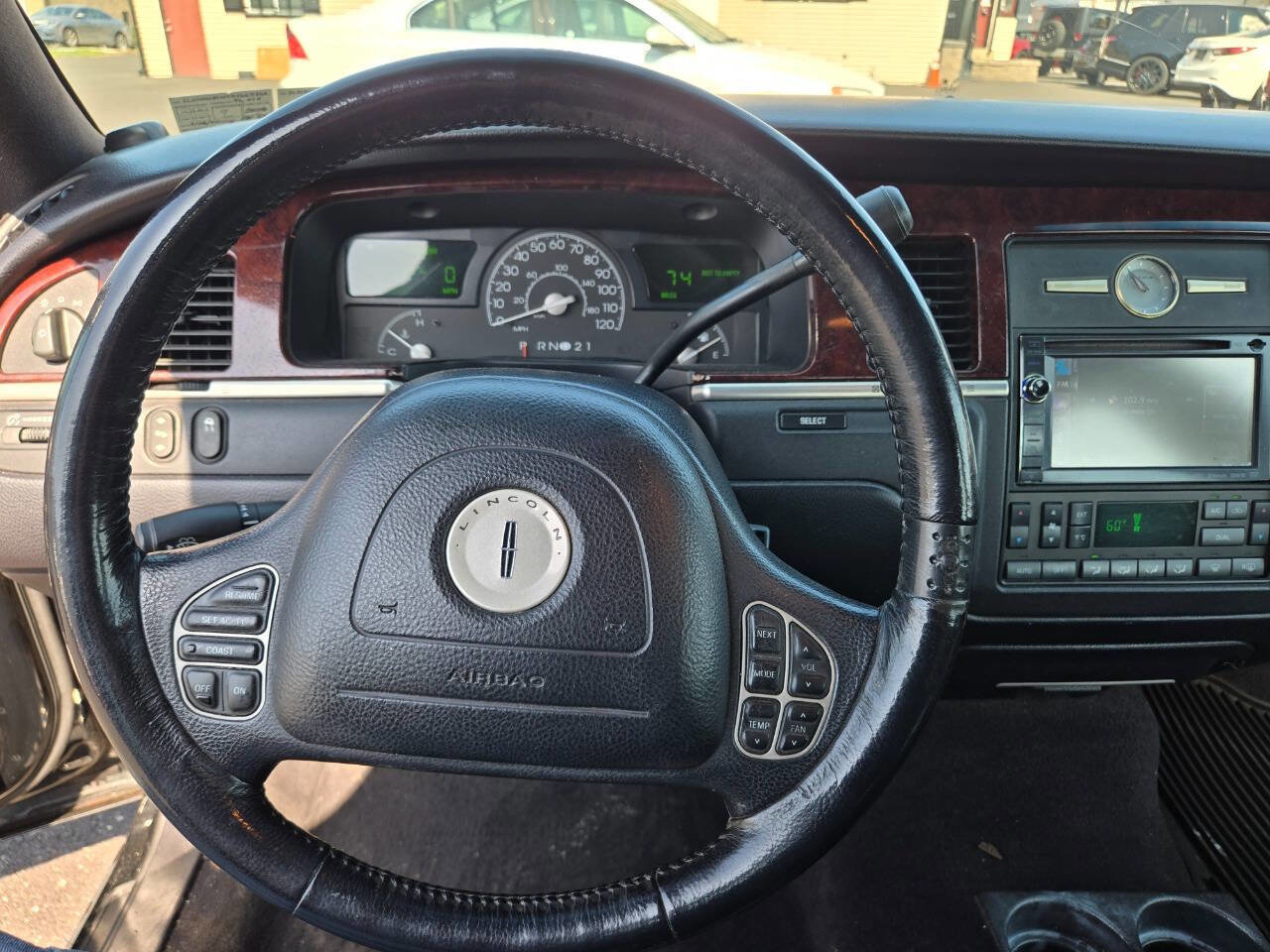 Used 2004 Lincoln Town Car Signature image 14