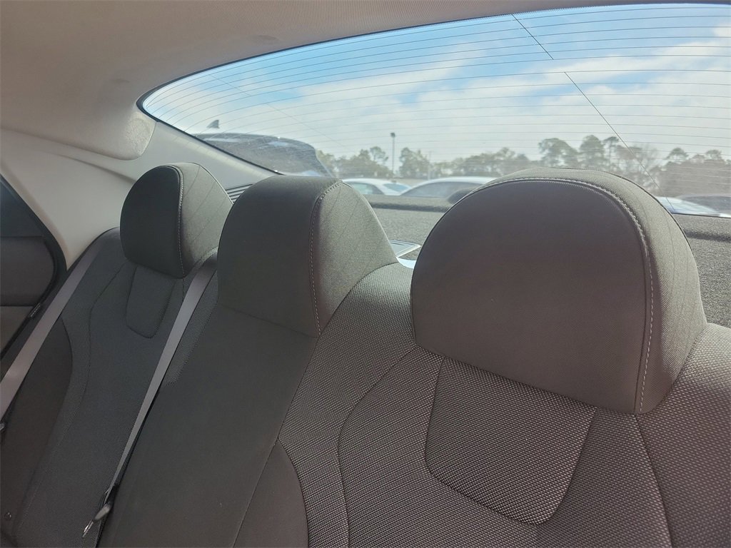 Certified 2025 Hyundai Elantra SE image 11
