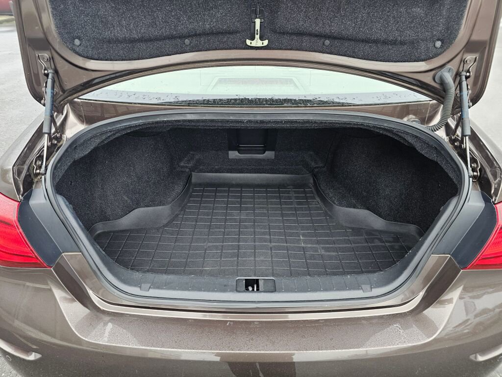 Used 2018 INFINITI Q70 Luxe image 18