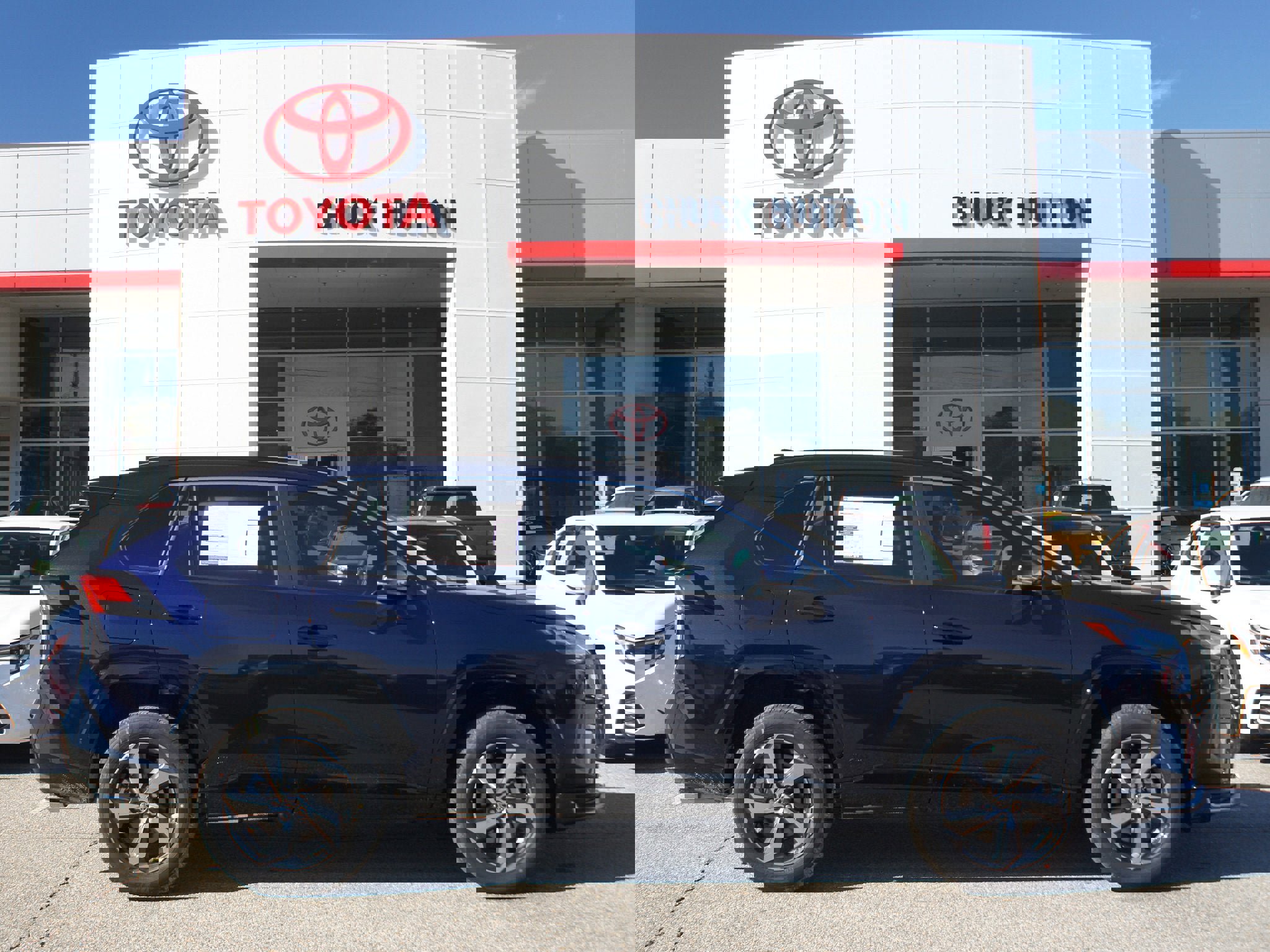 Used 2025 Toyota RAV4 SE image 21