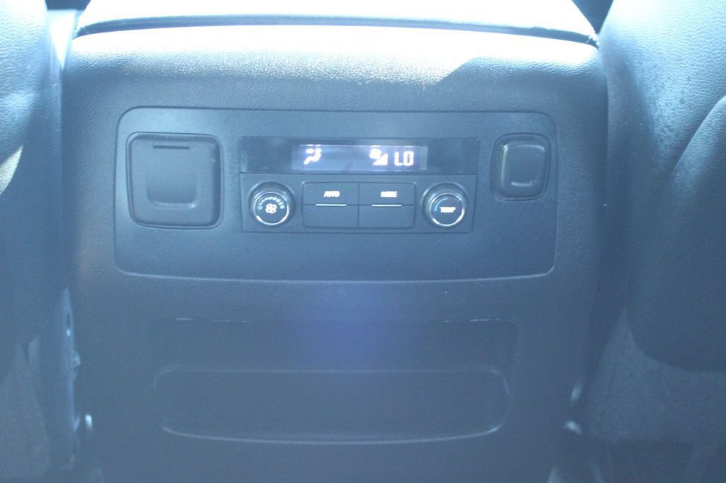 Used 2015 Chevrolet Suburban LS RWD image 33