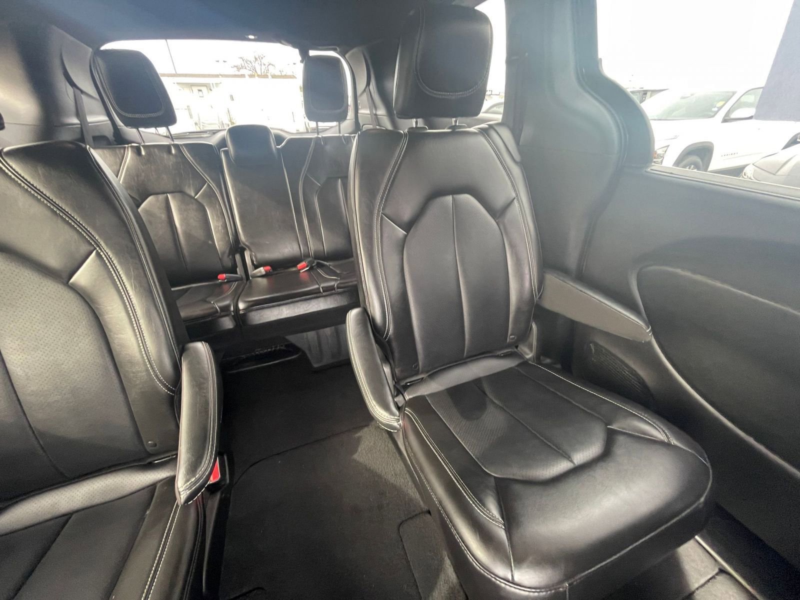 Used 2025 Chrysler Pacifica Select image 34