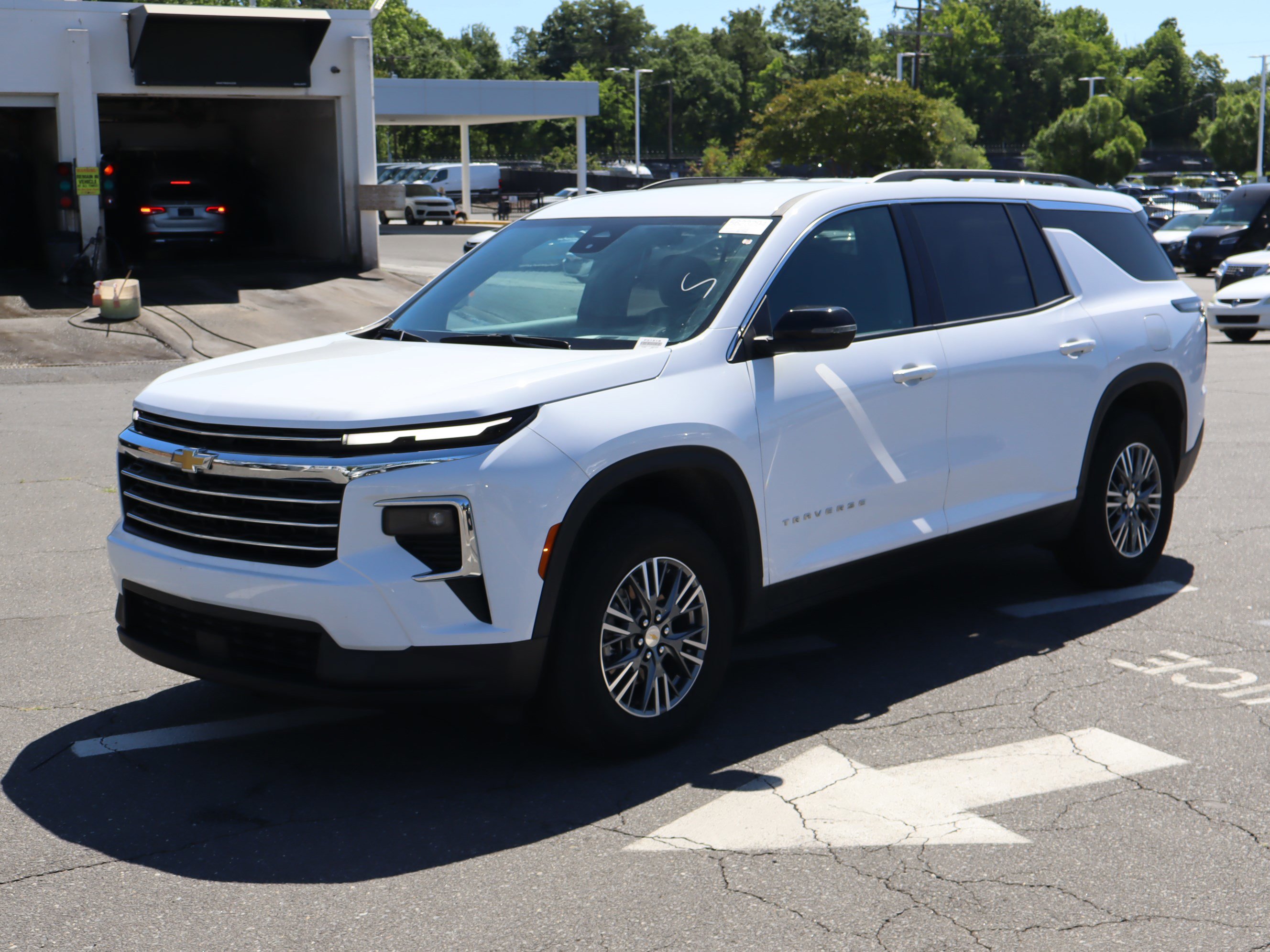 Used 2025 Chevrolet Traverse LT FWD image 16