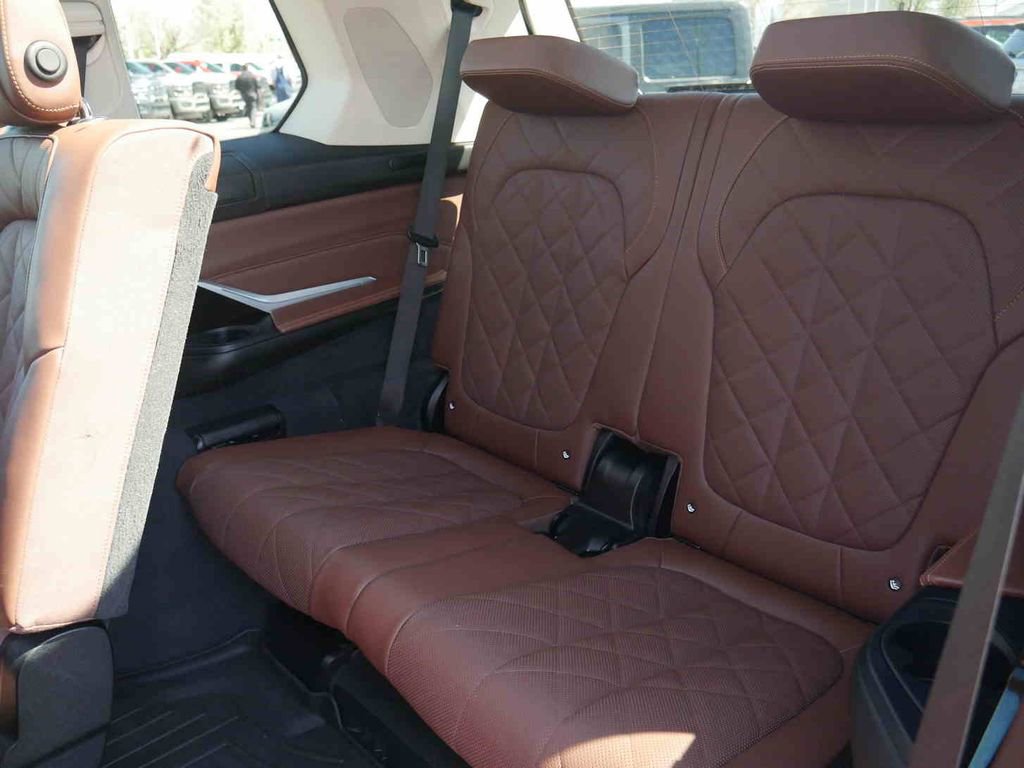 Used 2023 BMW X7 xDrive40i w/ Premium Package image 18