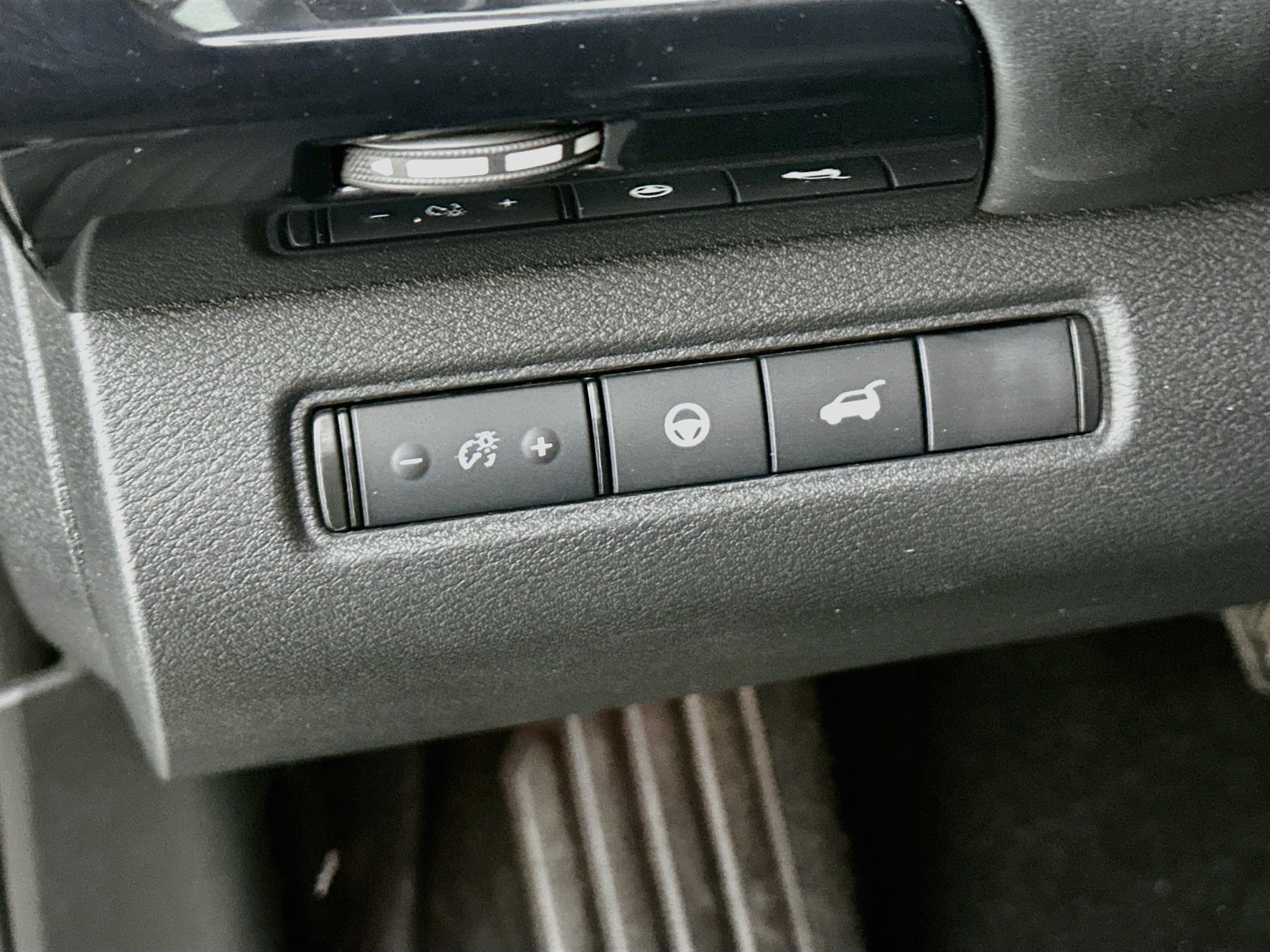 Used 2025 Nissan Pathfinder SV FWD image 17