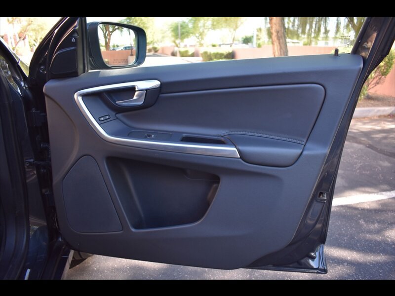 Used 2016 Volvo XC60 T5 Platinum FWD image 34