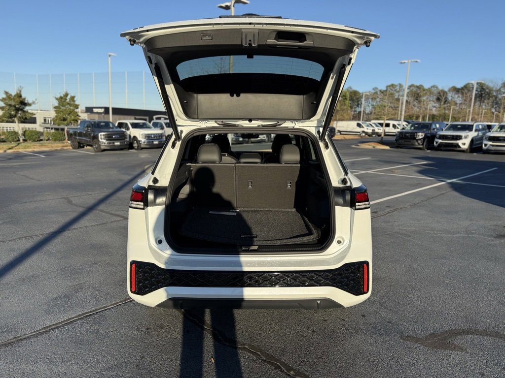 Used 2025 Volkswagen Tiguan SE R-Line image 7