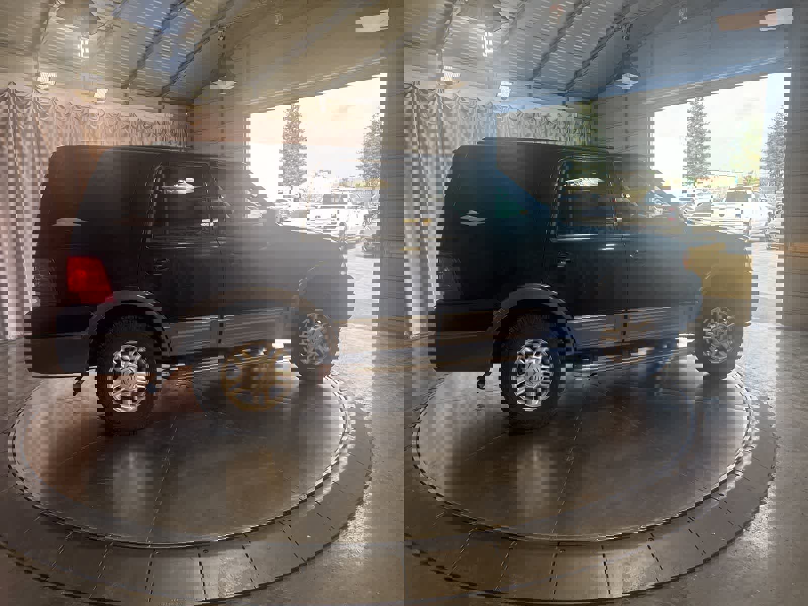 Used 2004 Ford Expedition XLT image 4