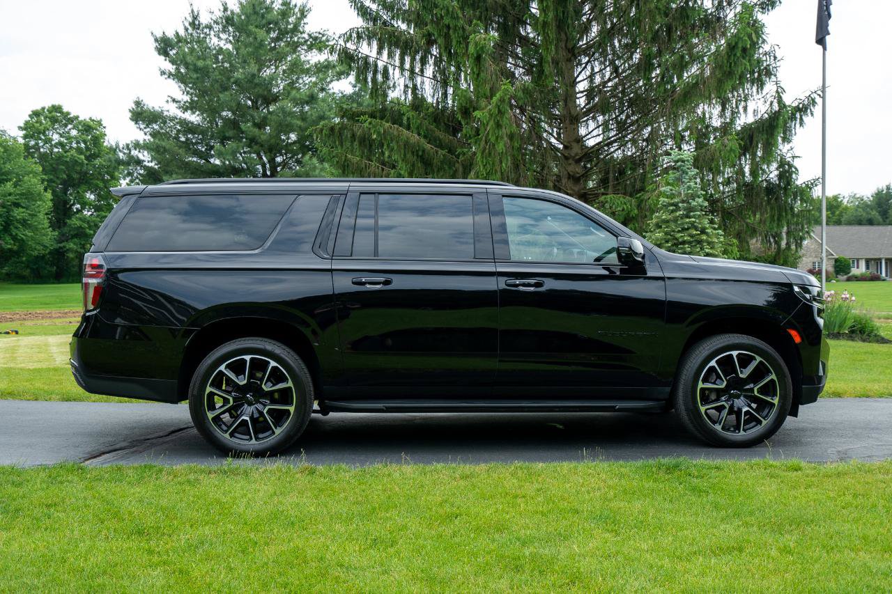 Used 2023 Chevrolet Suburban RST w/ Luxury Package AWD/4WD image 2