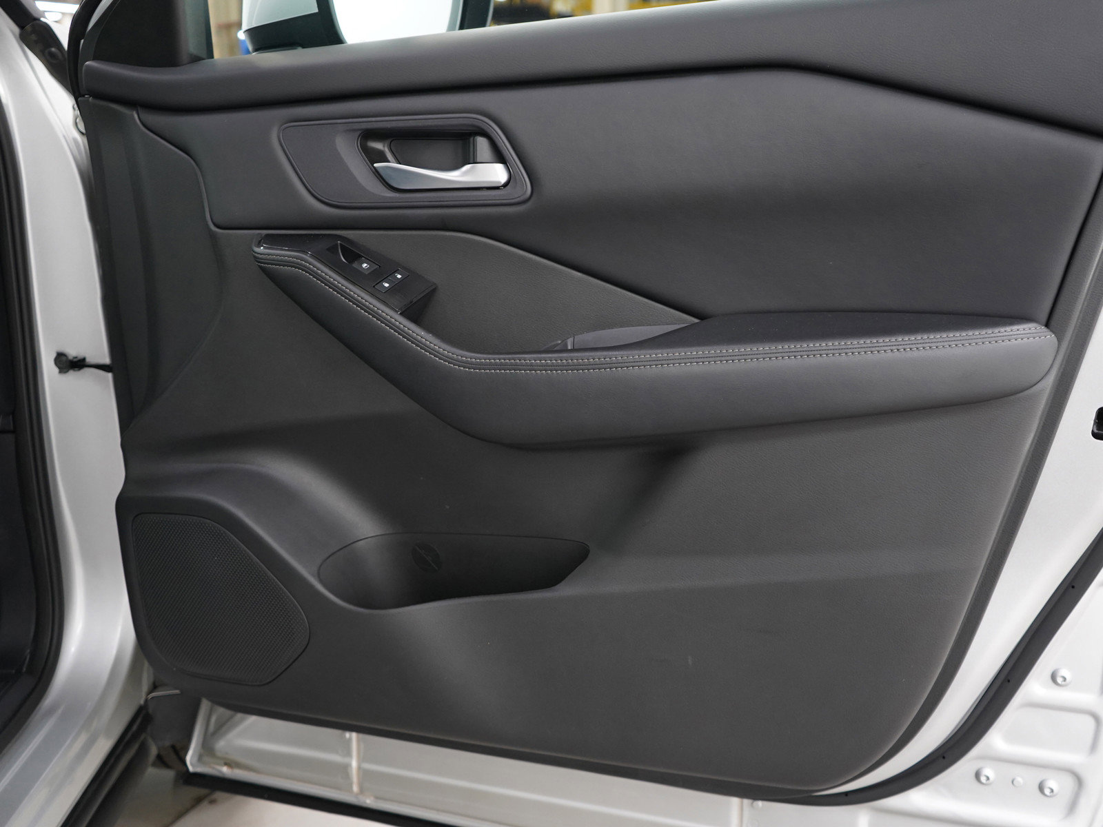 Used 2024 Nissan Rogue SV image 9