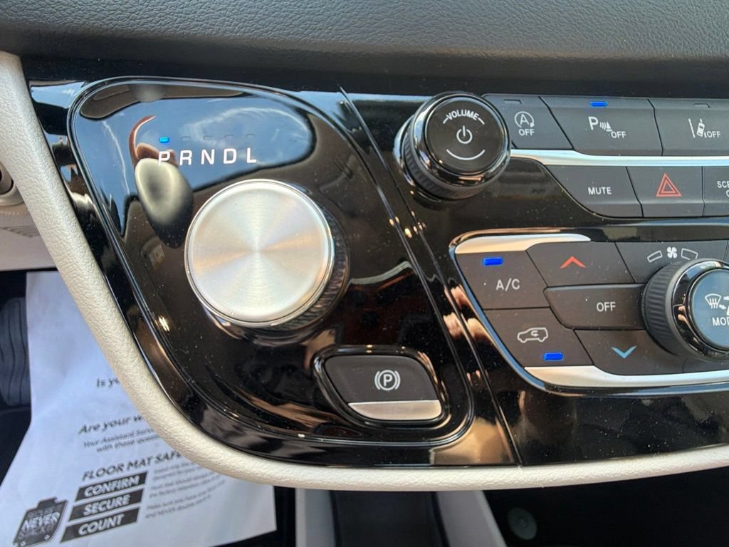 Used 2024 Chrysler Pacifica Touring-L FWD image 35