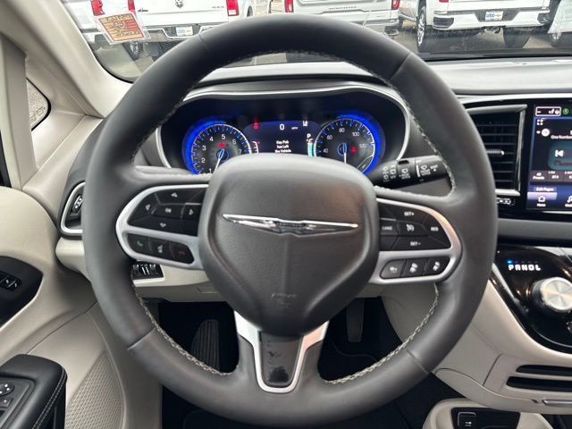 Used 2024 Chrysler Pacifica Touring-L FWD image 18