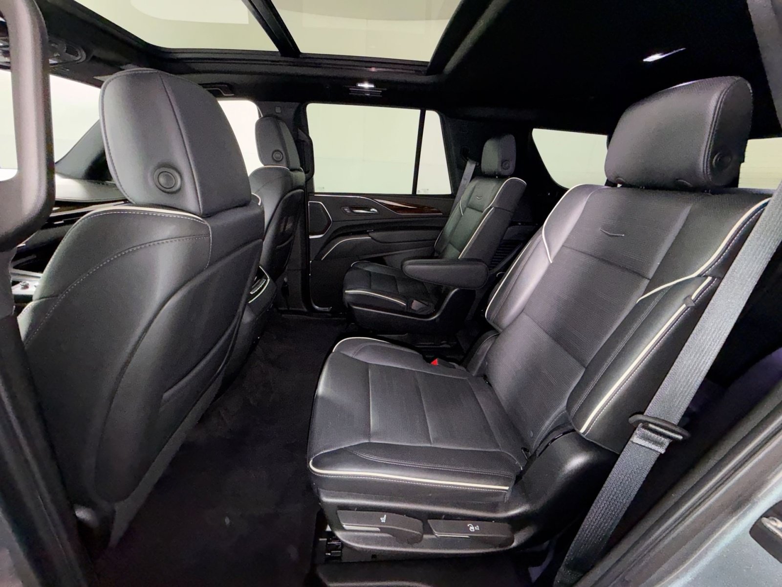 Used 2022 Cadillac Escalade Premium Luxury AWD/4WD image 22