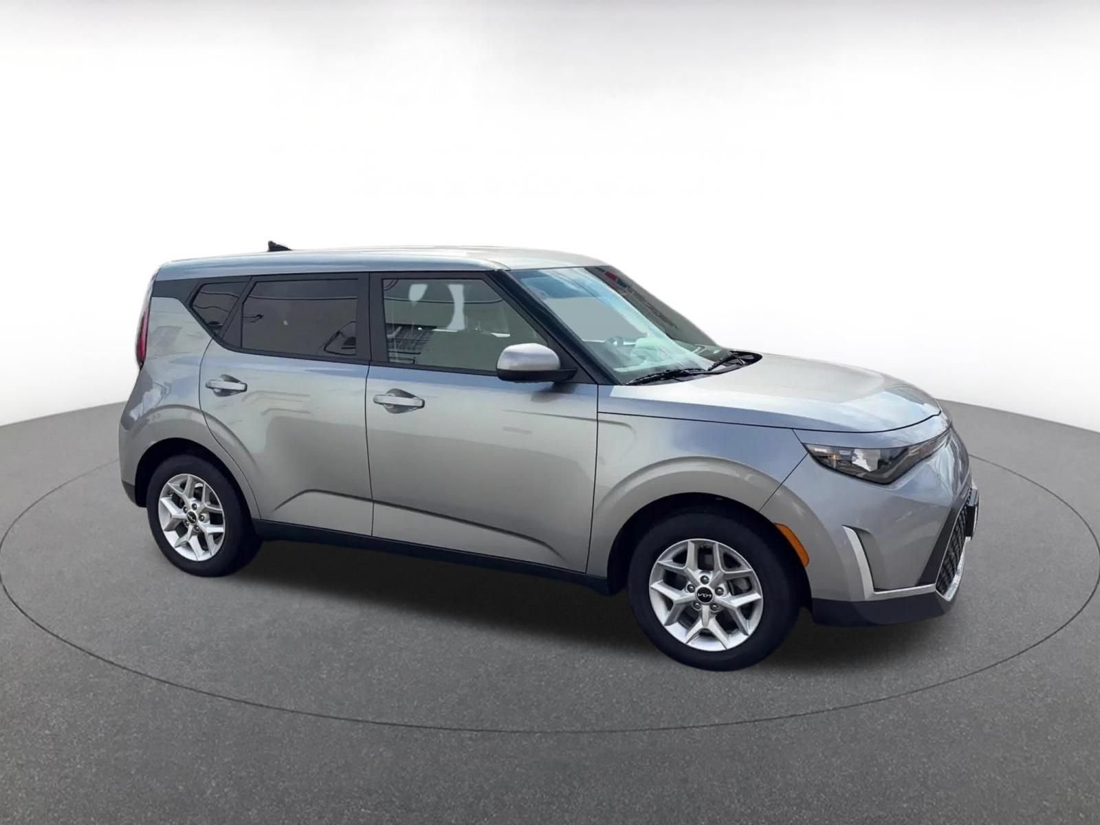 Used 2025 Kia Soul LX w/ LX Technology Package FWD image 2