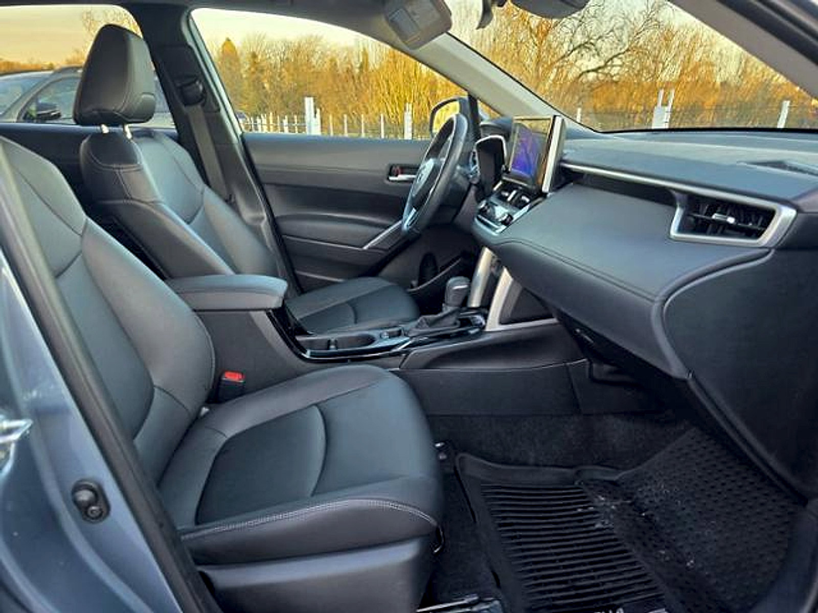 Used 2023 Toyota Corolla Cross XLE image 10