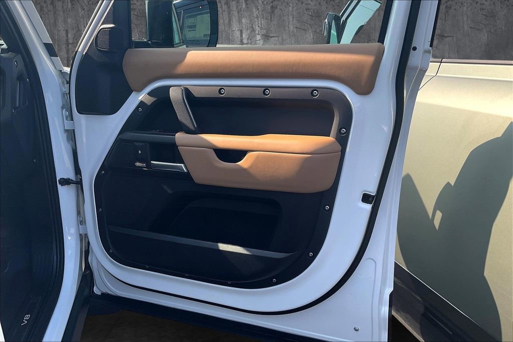 Used 2025 Land Rover Defender 110 V8 image 26