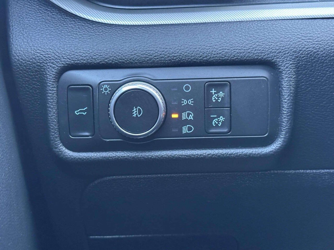 Used 2020 Ford Explorer XLT w/ Equipment Group 202A AWD/4WD image 32