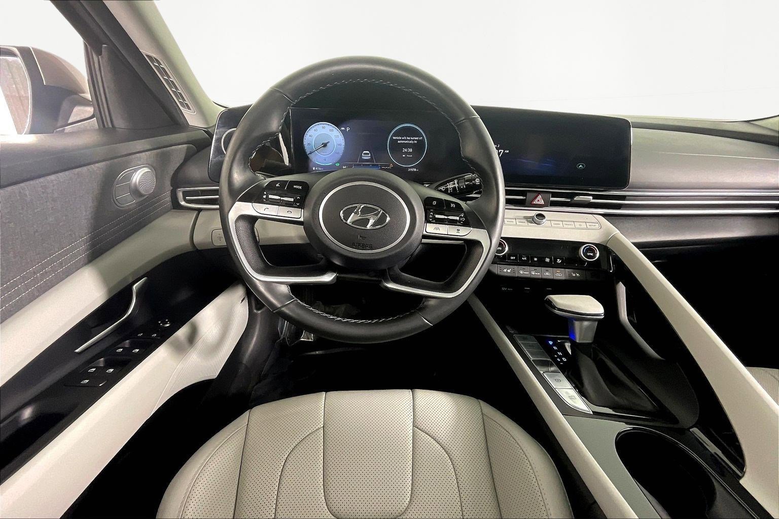 Certified 2022 Hyundai Elantra Limited w/ Preferred Accessory Package image 8