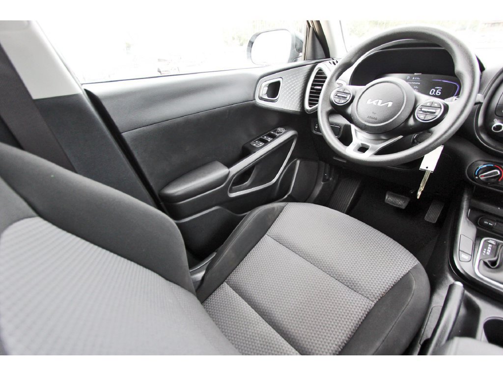 Used 2025 Kia Soul LX w/ LX Technology Package FWD image 11
