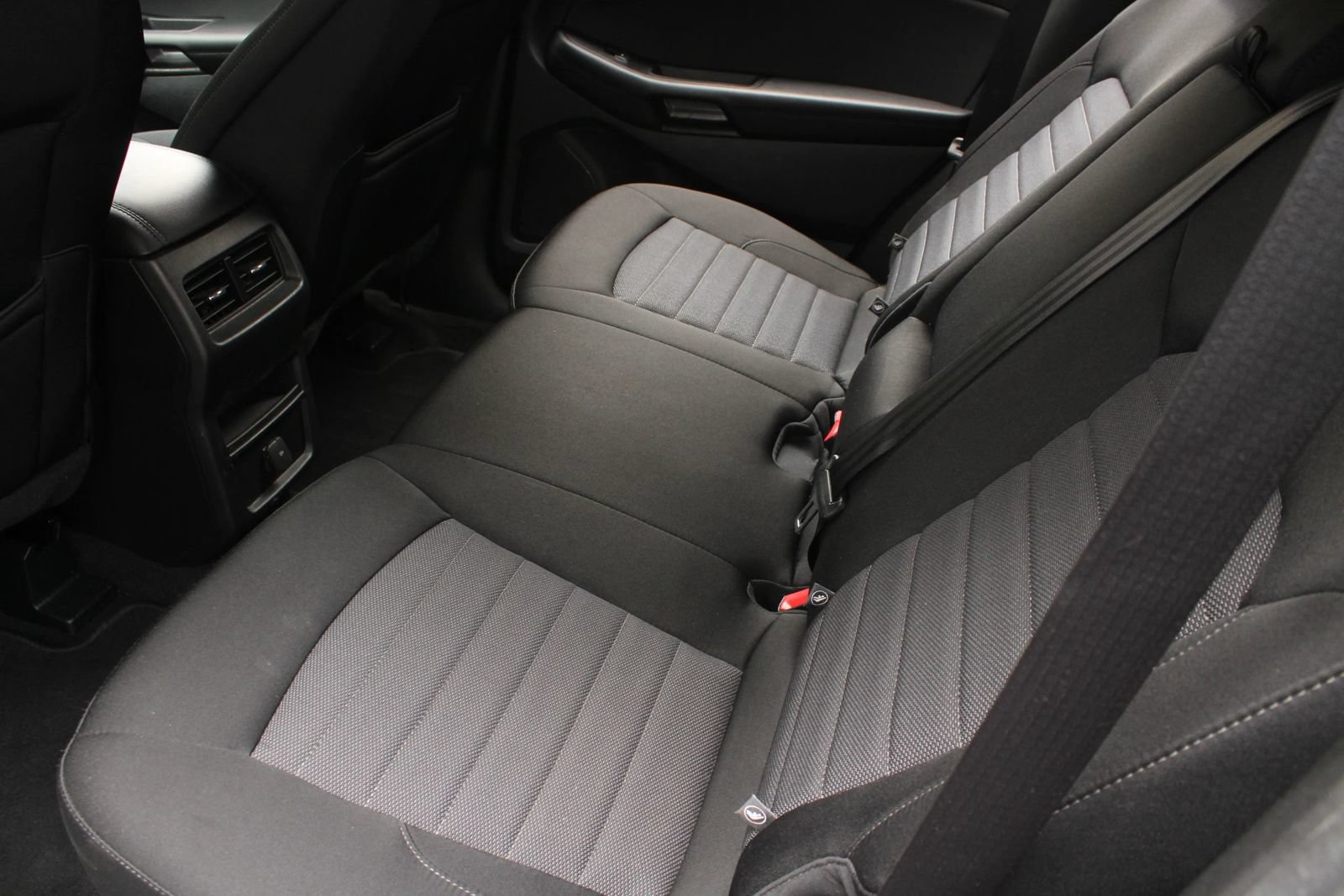 Used 2020 Ford Edge SE FWD image 20