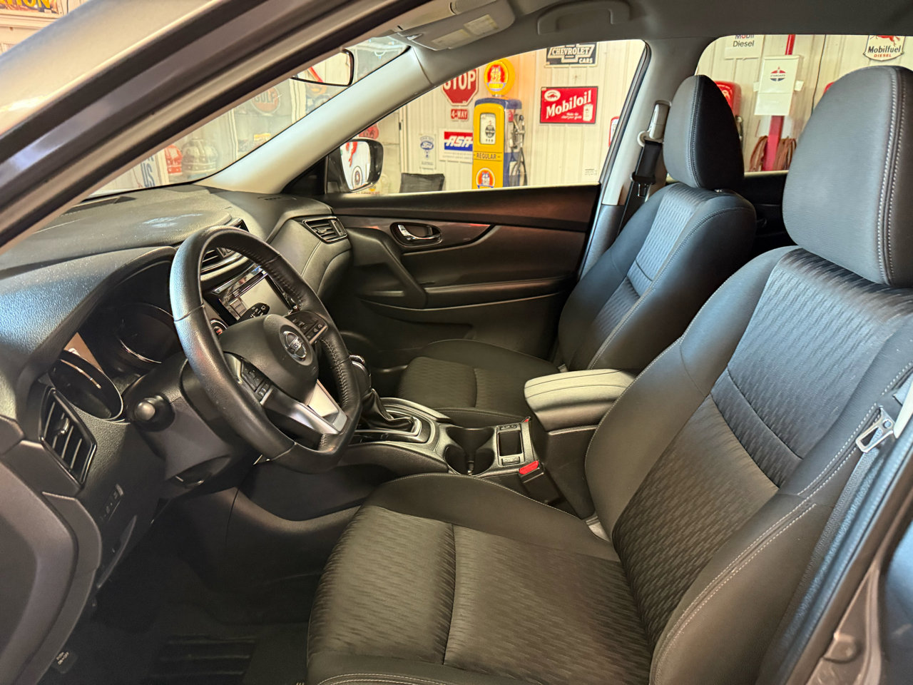 Used 2020 Nissan Rogue SV image 11