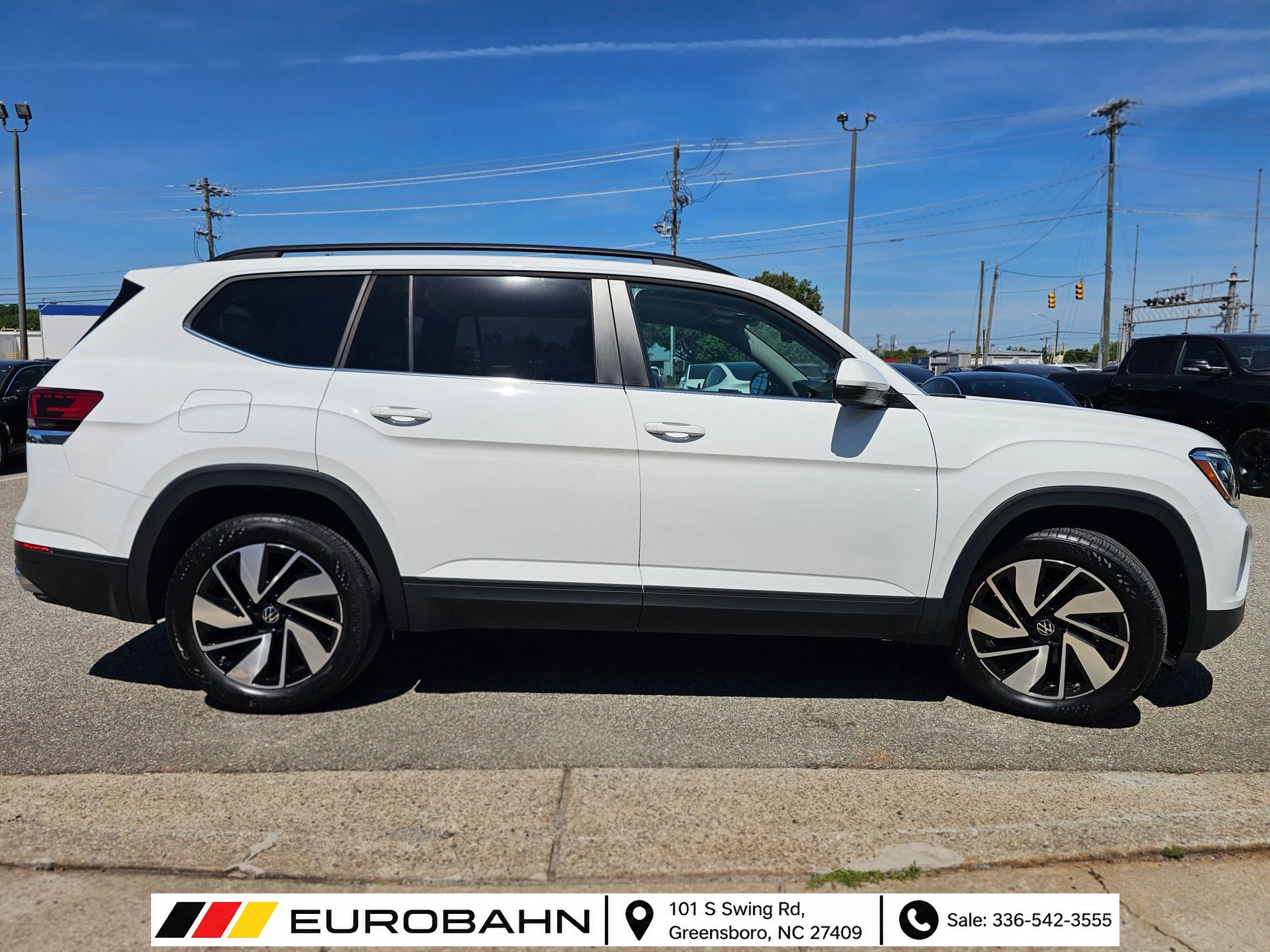 Used 2024 Volkswagen Atlas SE w/ Panoramic Sunroof Package FWD image 6