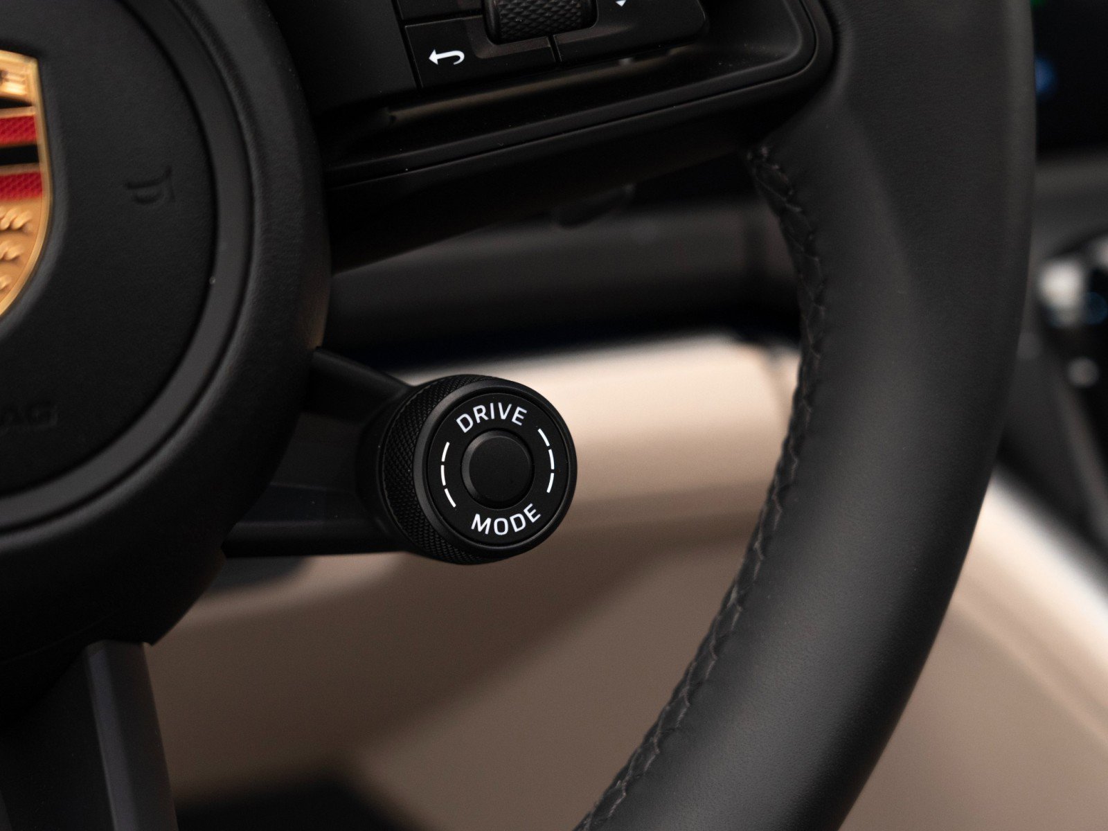 Used 2025 Porsche Panamera 4 image 31