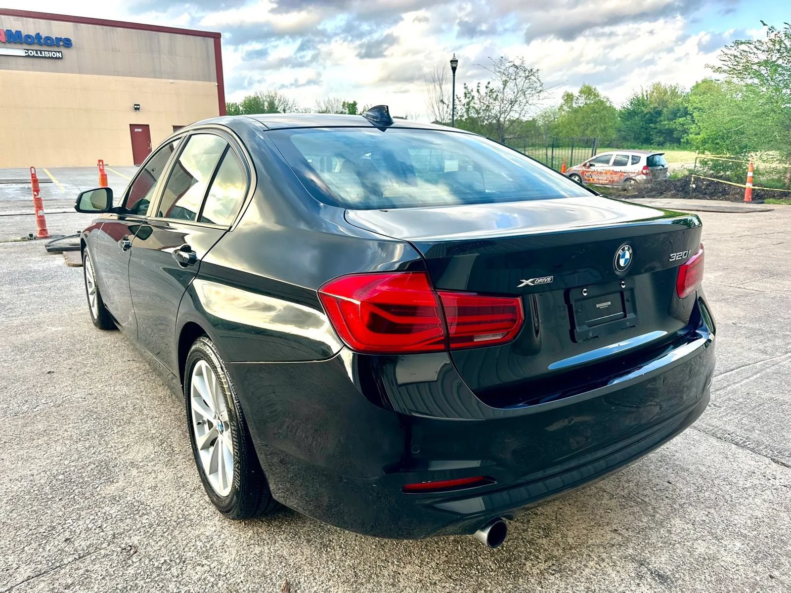 Used 2017 BMW 320i xDrive Sedan AWD/4WD image 4