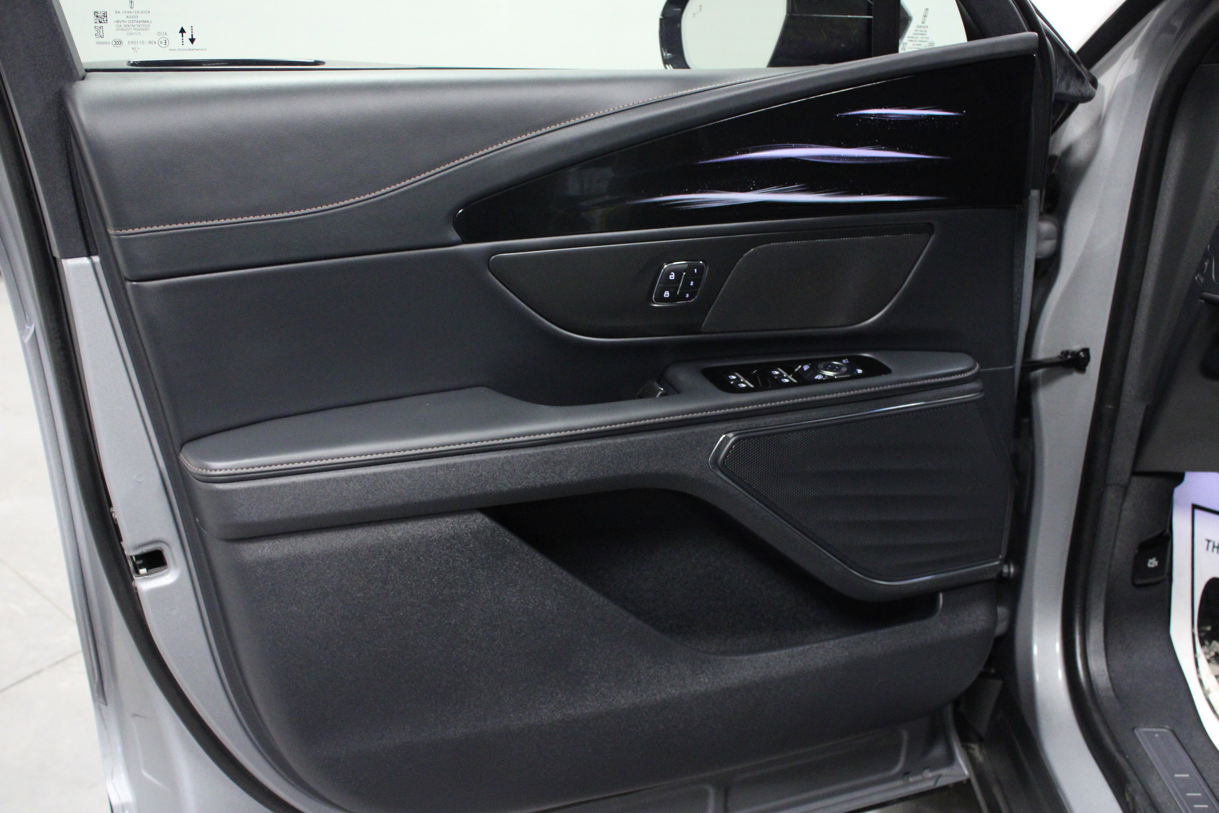 Used 2024 Lincoln Nautilus Reserve w/ Jet Appearance Package (87T) image 11