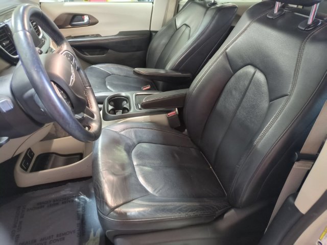 Used 2017 Chrysler Pacifica Touring-L Plus FWD image 12
