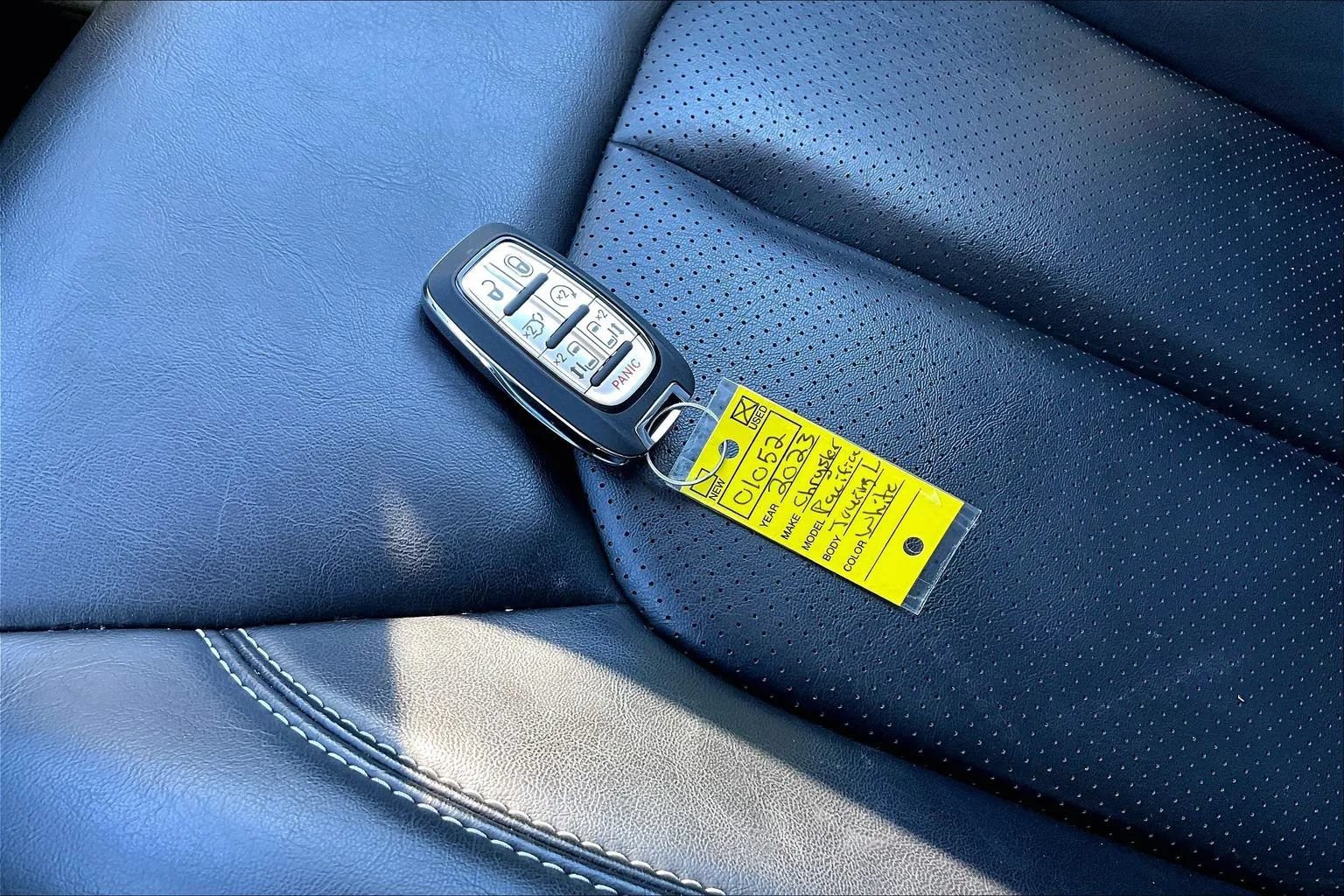 Used 2023 Chrysler Pacifica Touring-L FWD image 32