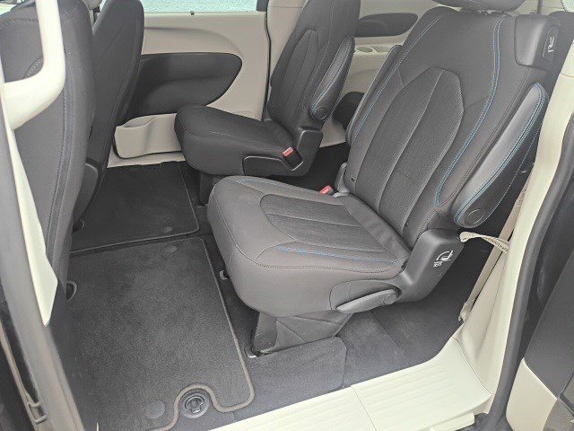 Used 2021 Chrysler Pacifica Touring image 12