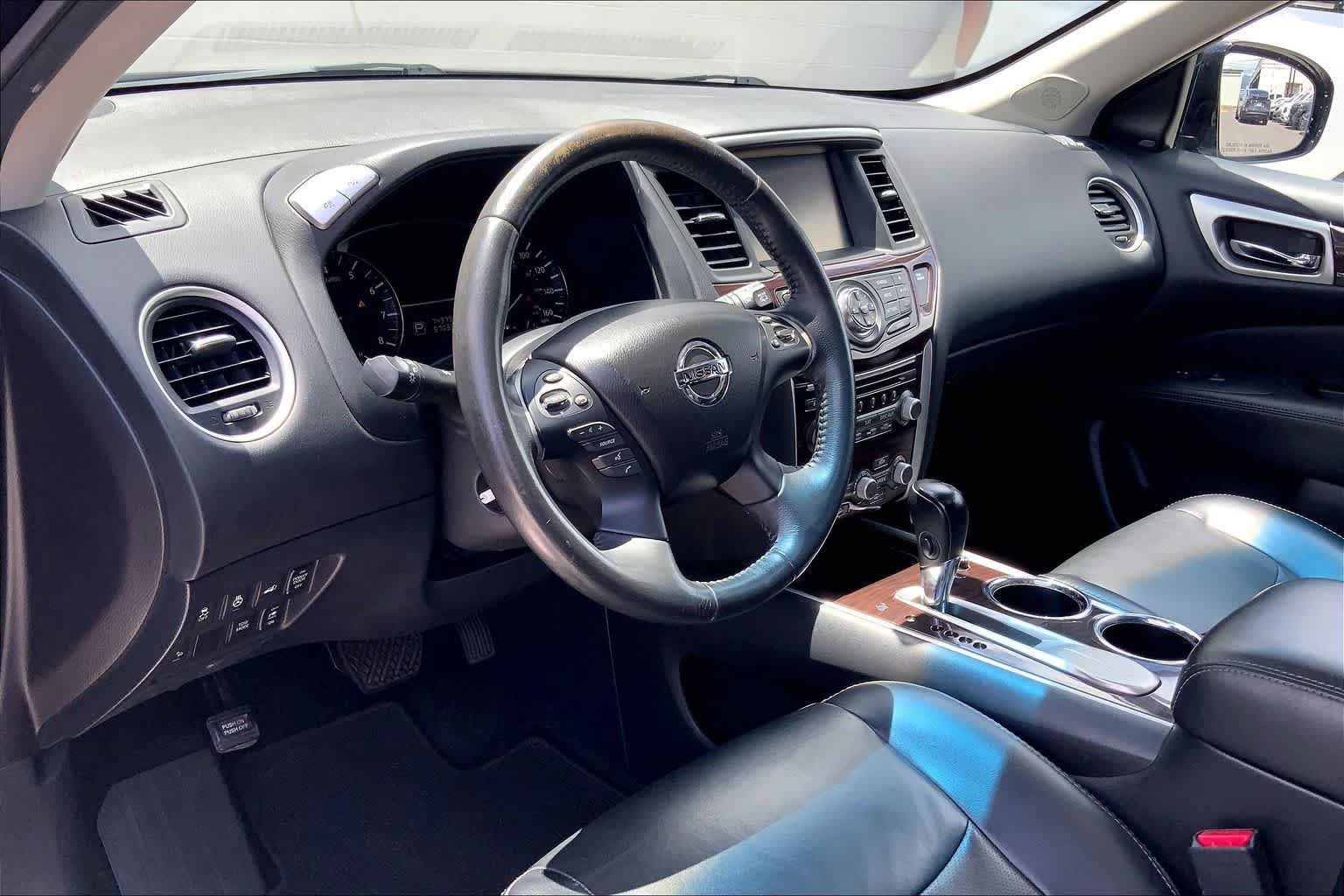 Used 2015 Nissan Pathfinder Platinum w/ Family Entertainment Package FWD image 2
