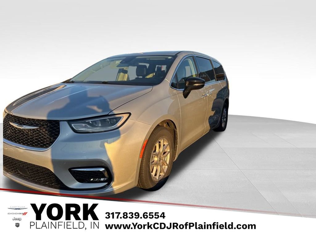 Used 2024 Chrysler Pacifica Touring-L w/ Uconnect Theater Family Group