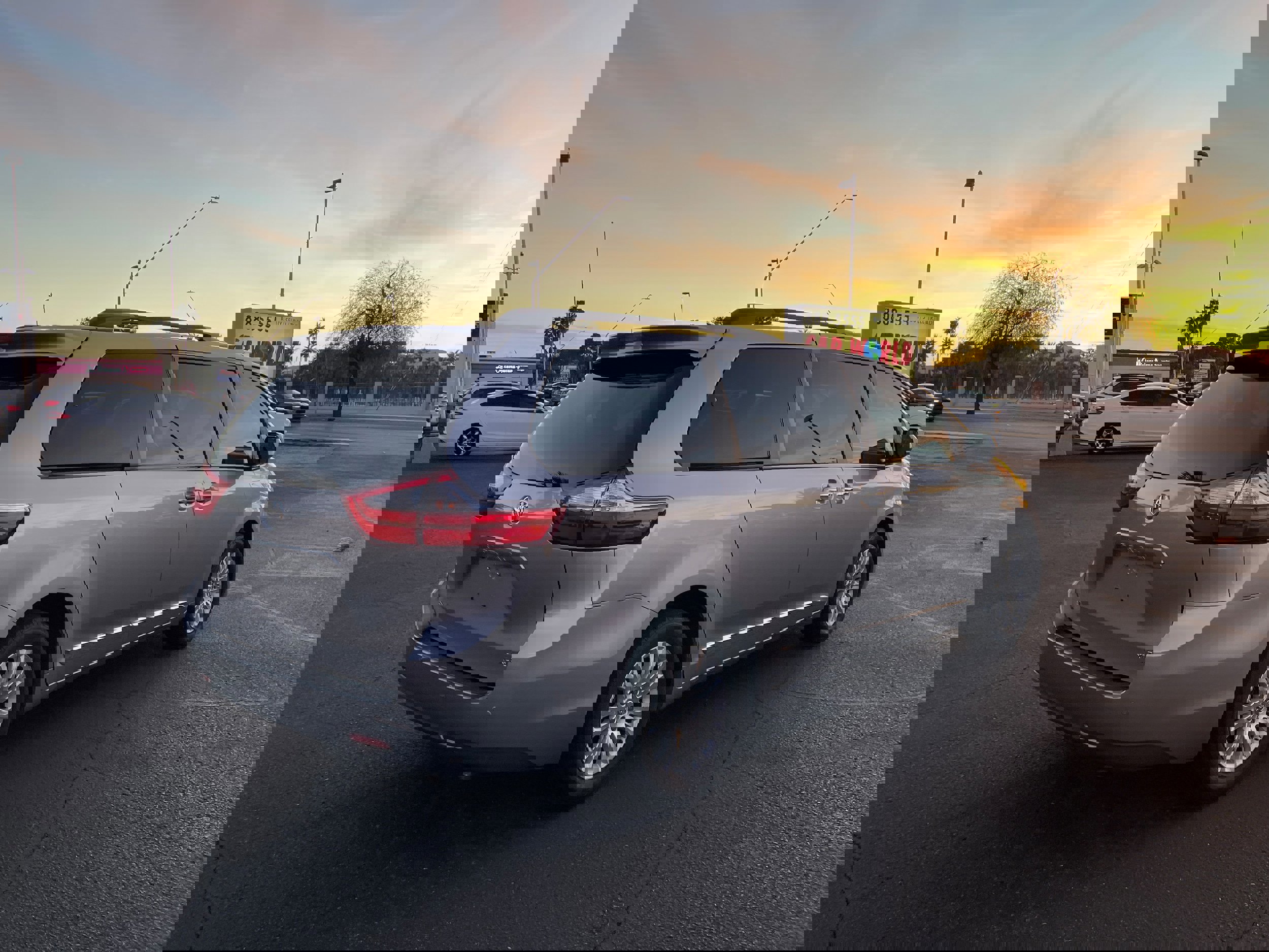 Used 2017 Toyota Sienna XLE image 5