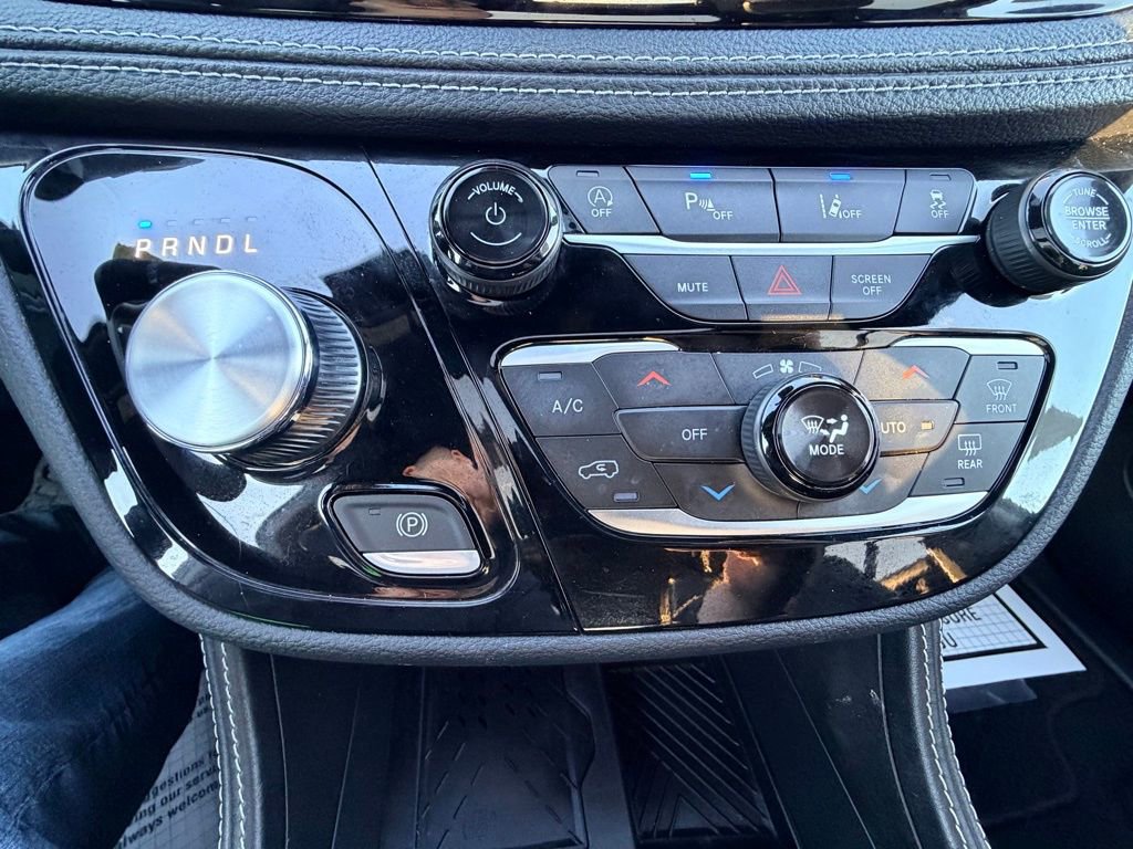 Used 2025 Chrysler Pacifica Limited image 11