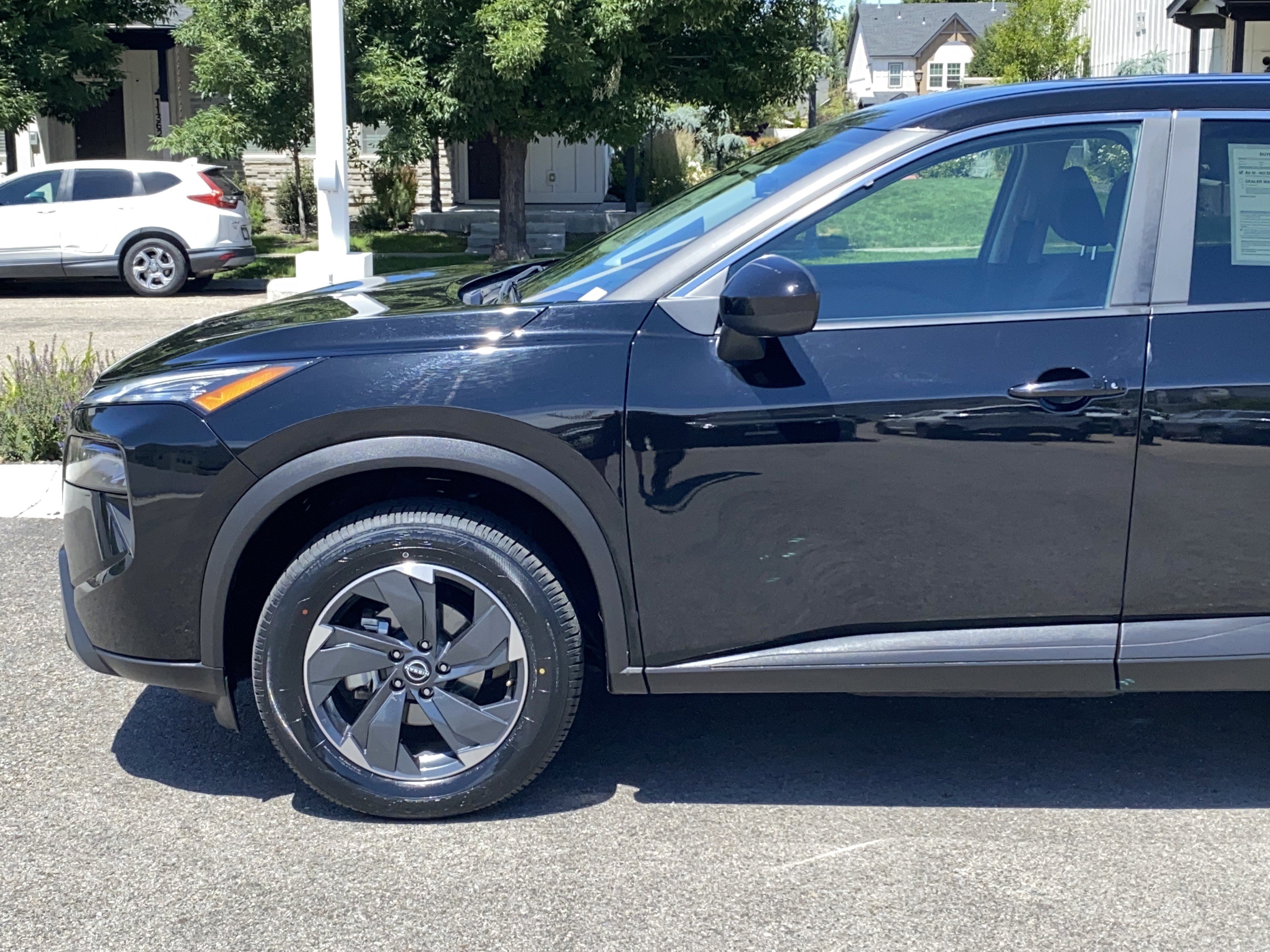 Used 2024 Nissan Rogue SV AWD/4WD image 2