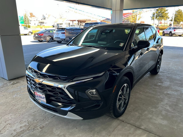 Used 2025 Chevrolet Blazer LT AWD/4WD image 2